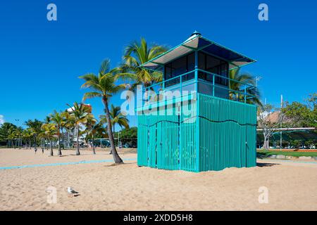 Türkisfarbene Rettungshütte am malerischen tropischen Sandstrand mit Palmen, Townsville, Far North Queensland, FNQ, QLD, Australien Stockfoto