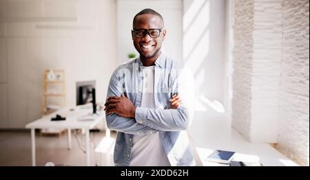 Selbstbewusster afroamerikanischer Geschäftsmann leitet ein vielfältiges Team im Büro, entwickelt innovative Lösungen für den Erfolg, professionelles Porträt des Erfolgs Stockfoto