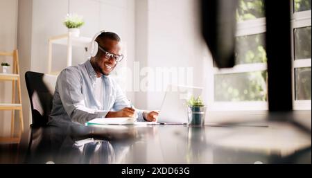 Remote African-American Marketer ist erfolgreich in virtuellen Schulungssitzungen und Webinaren im Home Office mit Smart Laptop Stockfoto