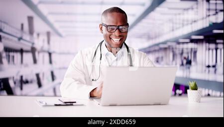 Virtuelle Zusammenarbeit: Afroamerikanischer Arzt und Psychologe, der Telehealth-Dienste online vom Büro aus mit Laptop und Headset bereitstellt Stockfoto
