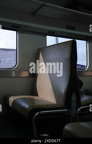 Lokale indonesische Bahnsitze der Economy Class mit offenen Fenstern am Morgen Stockfoto