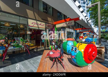 Große bunte Metallspielzeuge, die vor einem Spielwarenladen im Stadtzentrum von Townsville, Far North Queensland, FNQ, QLD, Australien ausgestellt werden Stockfoto