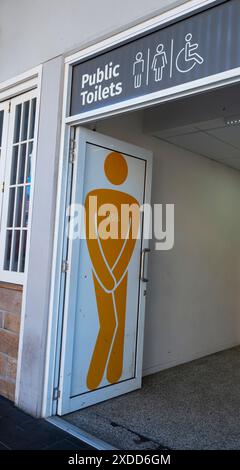 Humorvolles Schild für öffentliche Toiletten in Townsville, Far North Queensland, FNQ, QLD, Australien Stockfoto