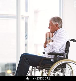 Rollstuhl, Seniorin und Krankenhaus mit Blick auf Chirurgie, Nostalgie an Trauer. Gedächtnis, Achtsamkeit und alter Mensch mit Behinderung Stockfoto