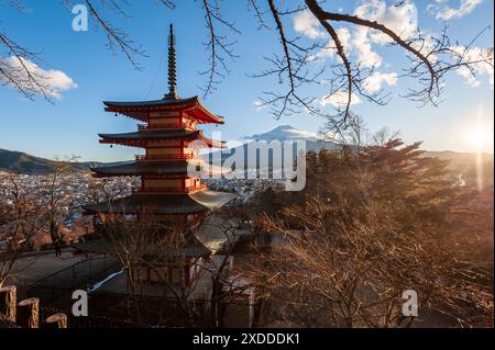 Shimoyoshida, Japan - 27. Dezember 2019. Außenaufnahmen der berühmten Chureito-Pagode und des fuji bei Sonnenuntergang. Stockfoto