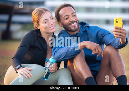 Glückliches junges Paar, das ein Selfie mit dem Smartphone macht, das bereit ist, zu trainieren. Stockfoto