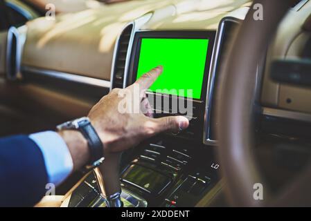 Grüner Bildschirm, gps und Hände einer Person im Auto zur Standortbestimmung, Suche oder Überprüfung des Ziels. Navigation, Pendler und Fahrer mit Karte für Online-Verkehr Stockfoto