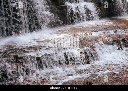 Jasper Creek Wasserfall, Quebrada de Jaspe, mit rotem jasper Flussbett, Gran Sabana, Venezuela Stockfoto