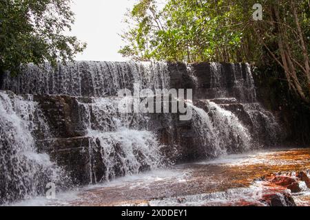 Quebrada de Jaspe, Jasper Creek Wasserfall mit rotem jaspis Edelstein Flussbett, Gran Sabana, Venezuela Stockfoto