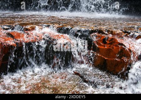 Rote jaspis Edelstein Flussbett mit dem Wasserfall Jasper Creek, Quebrada de Jaspe, Gran Sabana, Venezuela Stockfoto