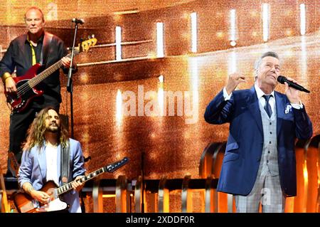 Roland Kaiser live bei einem Konzert seiner Tour 50 Jahre - 50 Hits - die große Tournee zum 50. Bühnenjubiläum in der Heinz von Heiden Arena. Hannover, 21.06.2024 *** Roland Kaiser live bei einem Konzert seiner Tour 50 Jahre 50 Hits die große Tournee zum 50 Bühnenjubiläum in der Heinz von Heiden Arena Hannover, 21 06 2024 Foto:Xn.xHeuselx/xFuturexImagex kaiser 4617 Stockfoto