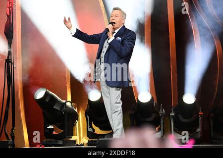 Roland Kaiser live bei einem Konzert seiner Tour 50 Jahre - 50 Hits - die große Tournee zum 50. Bühnenjubiläum in der Heinz von Heiden Arena. Hannover, 21.06.2024 *** Roland Kaiser live bei einem Konzert seiner Tour 50 Jahre 50 Hits die große Tournee zum 50 Bühnenjubiläum in der Heinz von Heiden Arena Hannover, 21 06 2024 Foto:Xn.xHeuselx/xFuturexImagex kaiser 4613 Stockfoto