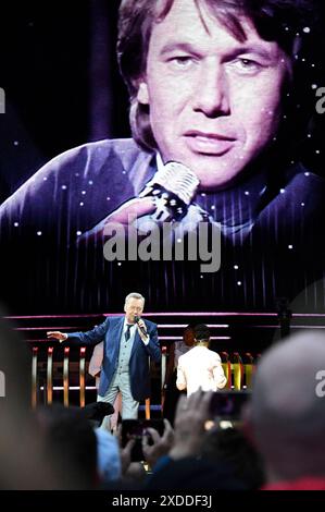 Roland Kaiser live bei einem Konzert seiner Tour 50 Jahre - 50 Hits - die große Tournee zum 50. Bühnenjubiläum in der Heinz von Heiden Arena. Hannover, 21.06.2024 *** Roland Kaiser live bei einem Konzert seiner Tour 50 Jahre 50 Hits die große Tournee zum 50 Bühnenjubiläum in der Heinz von Heiden Arena Hannover, 21 06 2024 Foto:Xn.xHeuselx/xFuturexImagex kaiser 4624 Stockfoto