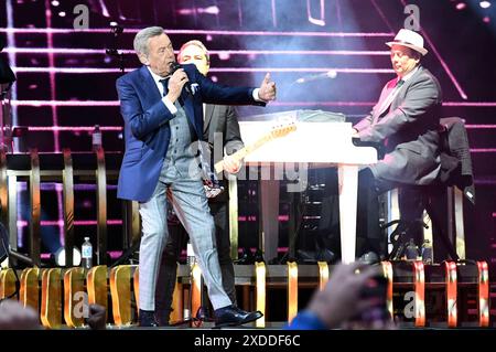 Roland Kaiser live bei einem Konzert seiner Tour 50 Jahre - 50 Hits - die große Tournee zum 50. Bühnenjubiläum in der Heinz von Heiden Arena. Hannover, 21.06.2024 *** Roland Kaiser live bei einem Konzert seiner Tour 50 Jahre 50 Hits die große Tournee zum 50 Bühnenjubiläum in der Heinz von Heiden Arena Hannover, 21 06 2024 Foto:Xn.xHeuselx/xFuturexImagex kaiser 4627 Stockfoto