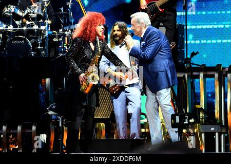 Roland Kaiser live bei einem Konzert seiner Tour 50 Jahre - 50 Hits - die große Tournee zum 50. Bühnenjubiläum in der Heinz von Heiden Arena. Hannover, 21.06.2024 *** Roland Kaiser live bei einem Konzert seiner Tour 50 Jahre 50 Hits die große Tournee zum 50 Bühnenjubiläum in der Heinz von Heiden Arena Hannover, 21 06 2024 Foto:Xn.xHeuselx/xFuturexImagex kaiser 4632 Stockfoto