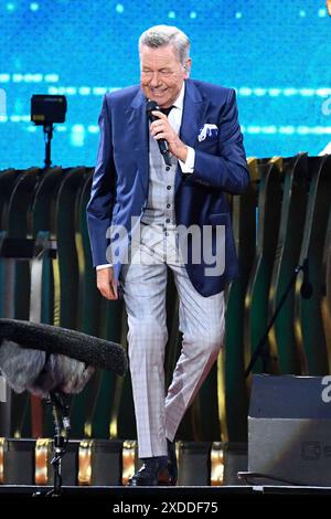 Roland Kaiser live bei einem Konzert seiner Tour 50 Jahre - 50 Hits - die große Tournee zum 50. Bühnenjubiläum in der Heinz von Heiden Arena. Hannover, 21.06.2024 *** Roland Kaiser live bei einem Konzert seiner Tour 50 Jahre 50 Hits die große Tournee zum 50 Bühnenjubiläum in der Heinz von Heiden Arena Hannover, 21 06 2024 Foto:Xn.xHeuselx/xFuturexImagex kaiser 4636 Stockfoto