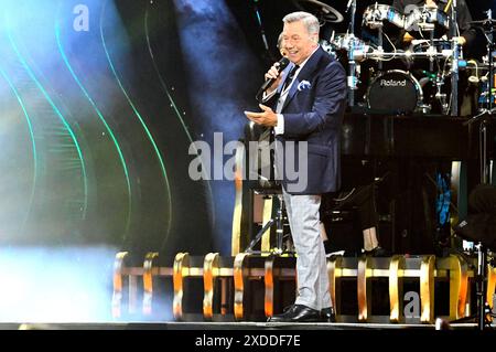 Roland Kaiser live bei einem Konzert seiner Tour 50 Jahre - 50 Hits - die große Tournee zum 50. Bühnenjubiläum in der Heinz von Heiden Arena. Hannover, 21.06.2024 *** Roland Kaiser live bei einem Konzert seiner Tour 50 Jahre 50 Hits die große Tournee zum 50 Bühnenjubiläum in der Heinz von Heiden Arena Hannover, 21 06 2024 Foto:Xn.xHeuselx/xFuturexImagex kaiser 4631 Stockfoto