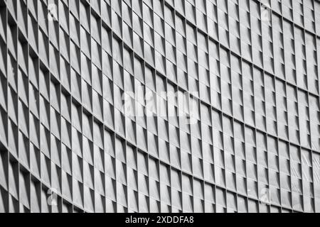 Geschwungene Glasfenster, quadratisches Muster, moderne Architektur, Gebäudedesign Stockfoto