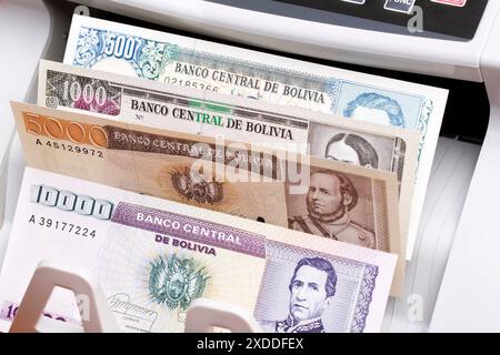 Altes bolivianisches Geld - Boliviano in der Zählmaschine Stockfoto