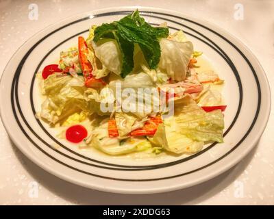 Scharfer Thunfischsalat auf einem weißen Teller. Stockfoto