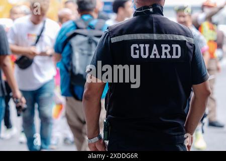 Wachmann aus der Nähe in öffentlichen Bereichen, der sichere Personen steht oder draußen steht. Stockfoto