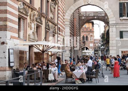 Romanischer Palazzo della Ragione oder Palazzo del Comune aus dem 12. Jahrhundert auf der Piazza dei Signori im historischen Zentrum von Verona, Provinz Verona, Veneto Stockfoto