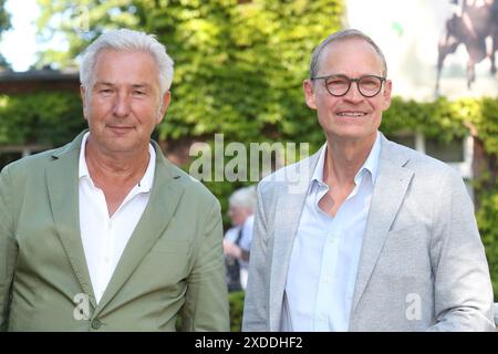 09.06.2024, Hoppegarten, Brandenburg, GER - Klaus Wowereit links und Michael Müller, ehemaliger regierender Bürgermeister von Berlin. Aussen, Aussenaufnahme, Brandenburg, Deutsch, Deutschland, Europa, europaeisch, Hoppegarten, Klaus Wowereit, Michael Mueller, Mueller, Persoenlichkeit, Politiker, QF, Querformat, SPD, Westeuropa, Wowereit 240609D743HOPPEGARTEN.JPG *** 09 06 2024, Hoppegarten, Brandenburg, GER Klaus Wowereit links und Michael Müller, ehemaliger regierender Bürgermeister von Berlin außen, Brandenburg, Deutschland, Deutschland, Deutschland, Europa, europa, Hoppegarten, Klaus Wowereit, Michael Mueller, Me Stockfoto