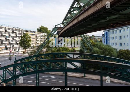 Wuppertal, Deutschland - 22. September 2023: Die Schwebebahn ist die älteste elektrische Hochbahn mit hängenden Autos der Welt und ein Unikat Stockfoto