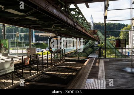 Wuppertal, Deutschland - 22. September 2023: Die Schwebebahn ist die älteste elektrische Hochbahn mit hängenden Autos der Welt und ein Unikat Stockfoto