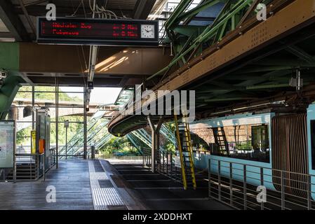 Wuppertal, Deutschland - 22. September 2023: Die Schwebebahn ist ein einzigartiges System in Deutschland und ist die älteste elektrische Hochbahn mit hängendem Wagen Stockfoto