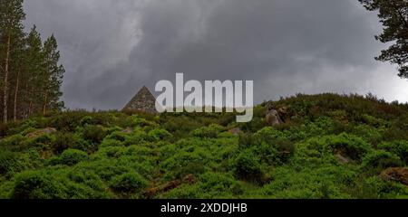 Die Prince Albert Pyramid liegt auf dem Craig Lowrigan Hill über Balmoral Castle an der Royal Estae an einem bewölkten Himmel im Juni. Stockfoto