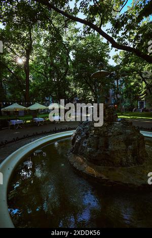 Brunnen und Restauranttische im Park des Pales Royal, Odesa Ukraine Stockfoto