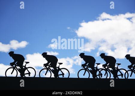 Lanslebourg-Mont-Cenis , Frankreich - 20. Juni 2024: Eine Gruppe von Radfahrern nimmt den steilen Aufstieg in die Alpen im Hinterlicht an. Stockfoto