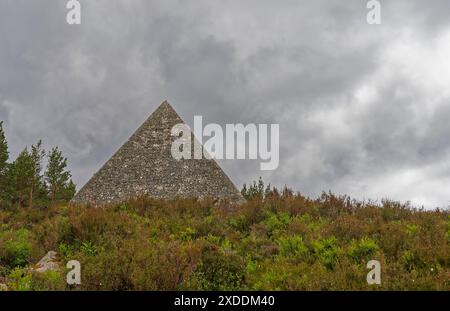 Das Prince Albert Memorial auf dem Balmoral Estate, eines der größten Pyramidenbauten der 16 cairns, die auf dem Royal Estate gefunden wurden Stockfoto