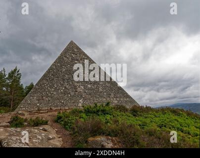 Das Prince Albert Memorial auf dem Balmoral Estate liegt auf dem Gipfel des Craig Lowrigan Hill mit Blick auf den Cairngorm National Park. Stockfoto