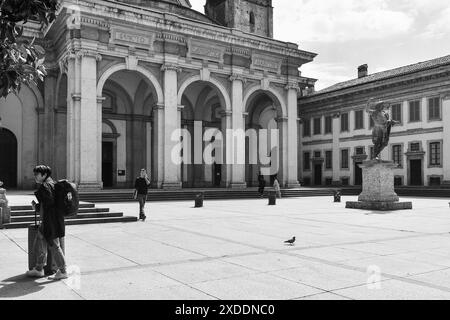 Schwarzweißfoto. Touristen auf dem Friedhof der Basilika San Lorenzo mit dem Denkmal von Konstantin dem Großen, Mailand, Lombardei, Italien Stockfoto