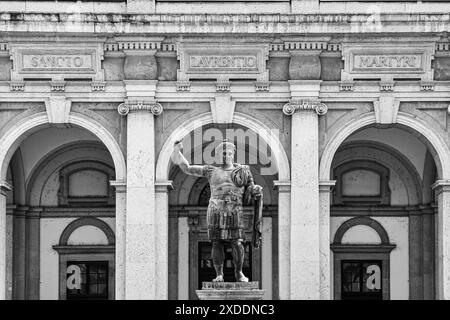 Schwarzweißbild. Denkmal des römischen Kaisers Konstantin des Großen (272-337), vor der Basilika San Lorenzo, Mailand, Lombardei, Italien Stockfoto