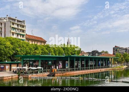 Erhöhter Blick auf das Wasserbecken Darsena ('Dock') im Stadtteil Porta Ticinese, mit einem Café im Freien im Frühling, Mailand, Lombardei, Italien Stockfoto