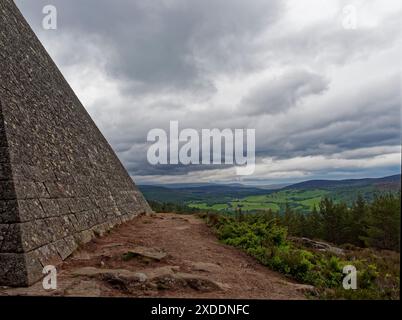 Der Blick von der Prince Albert Memorial Granit Pyramide über Crathie und die Berge des Cairngorm National Park unter Sturmwolken. Stockfoto