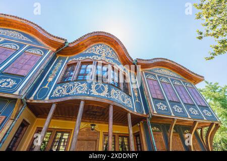 Plovdiv, Bulgarien, 24. Mai 2024. Blick auf das regionale Ethnographische Museum im Kuyumdzhieva-Haus. Malerisches Gebäude in der Altstadt Stockfoto