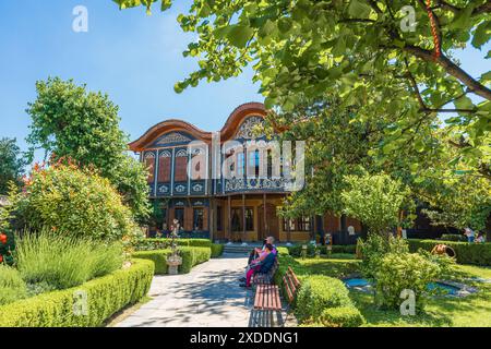 Plovdiv, Bulgarien, 24. Mai 2024. Blick auf das regionale Ethnographische Museum im Kuyumdzhieva-Haus. Malerisches Gebäude in der Altstadt Stockfoto