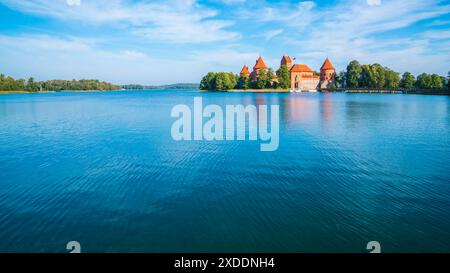 Vilnius, Litauen, 29. September 2023, historische Burg trakai Ruinen in der Nähe von vilnius Stadt in einer Naturlandschaft umgeben von Seenwasser, ein touristisches Ziel Stockfoto