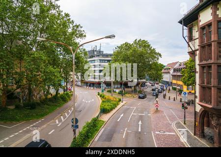 Freiburg im Breisgau, Deutschland, 23. Juli 2023, Luftaufnahme über einer schweren Verkehrsstraße durch die Innenstadt mit grünen Bäumen und Straßenbahngleisen passi Stockfoto