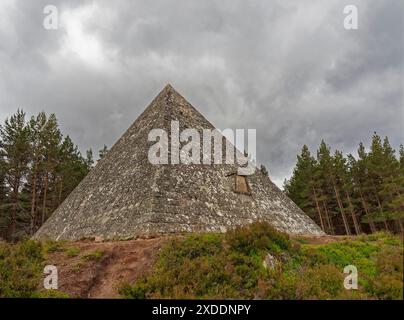 Das Prince Albert Memorial auf dem Balmoral Estate, eine Granitstruktur mit einer Inschrift auf der Südseite der Pyramide. Stockfoto