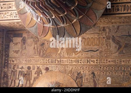 Restaurierungsarbeiten im Frühjahr 2024 im Khnum-Tempel in Esna, Ägypten, zeigten astrologische Zeichen an der Decke mit Leo und Krebs deutlich sichtbar. Stockfoto