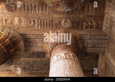 Die neu restaurierte Decke und Säulen des Khnum-Tempels in Esna, Ägypten, zeigen lebendige Farben und Hieroglyphen. Stockfoto