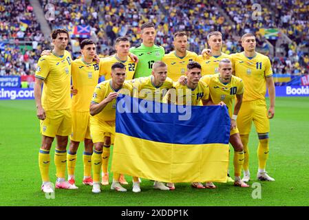 Team Ukraine, hinten gegen Illia Zabarnyi, Mykola Schaparenko, Mykola Matwiyenko, Torwart Anatoliy Trubin, Andriy Jarmolenko, Oleksandr Tymchyk, Artem Dovbyk, vorn v.l. Volodymyr Brazhko, Oleksandr Zinchenko, Heorhii Georgiy Sudakov, Mykhailo Mudryk Düsseldorf, 21.06.2024, Fussball, UEFA EURO 2024 in Deutschland, Gruppenphase, Slowakei - Ukraine Credit: PRESSINPHOTO SPORTS AGENCY/Alamy Live News Stockfoto