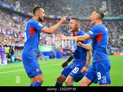 1:0 Tor, Jubel, v.l. Torschuetze Ivan Schranz, Juraj Kucka, Robert Bozenik (Slowakei)Düsseldorf, 21.06.2024, Fussball, UEFA EURO 2024 in Deutschland, Gruppenphase, Slowakei - Ukraine Credit: PRESSINPHOTO SPORTS AGENCY/Alamy Live News Stockfoto