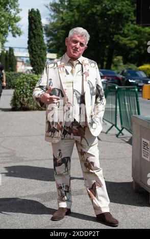 Ascot, Großbritannien. Juni 2024. Ein Mann trägt einen Anzug mit Pferden auf der Ascot Racecourse in Berkshire am vierten Tag von Royal Ascot. Quelle: Maureen McLean/Alamy Live News Stockfoto