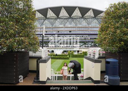 Eine Person lässt ihr Foto vor dem Paradering während des fünften Tages von Royal Ascot auf der Ascot Racecourse in Berkshire machen. Bilddatum: Samstag, 22. Juni 2024. Stockfoto